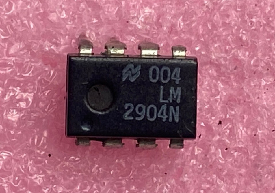 National LM2904N low power Dual operational amplifier Integrated Circuit