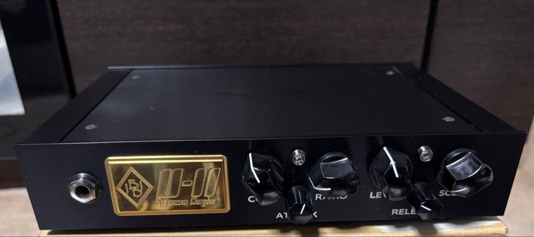 Ultimate Comp II bass compressor half rack size
