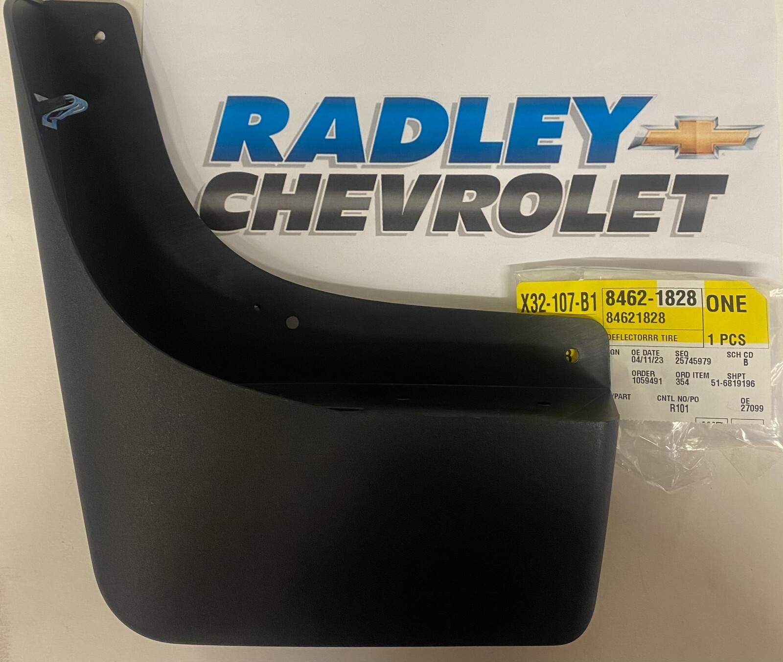 NEW GM OEM CHEVY RIGHT- DEFLECTOR- GENERAL MOTORS GMC 84621828