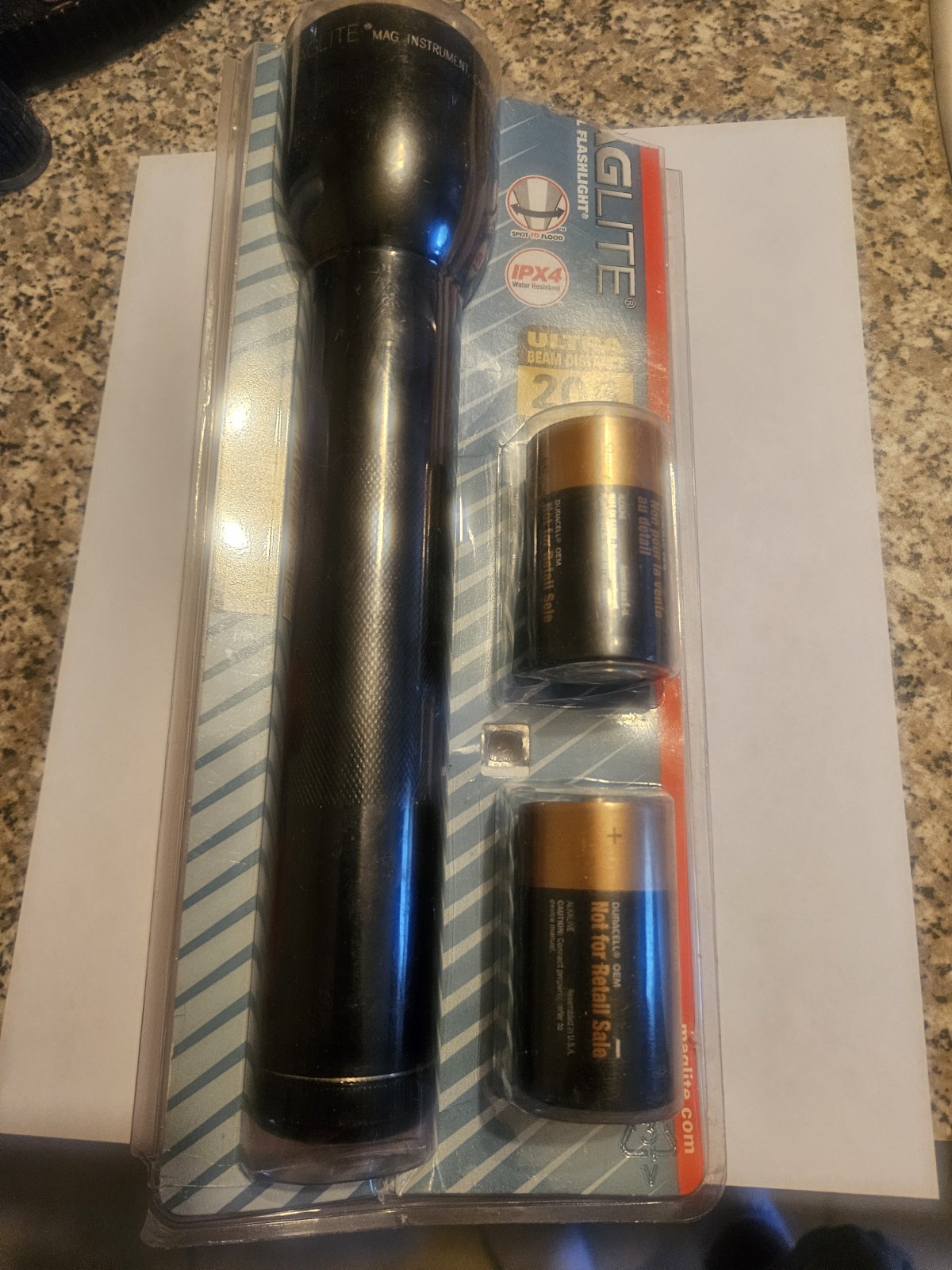 Mag-Lite 2D Aluminum Flashlight Black 2 D Batteries Included  open box but NEW