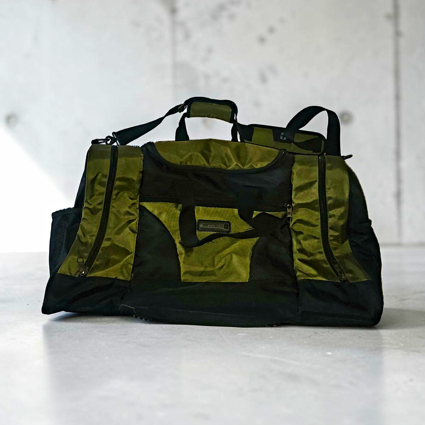 SwissTech Large 30L Green/Black Zip Polyester Duffel Bag 3 Pockets, Strap
