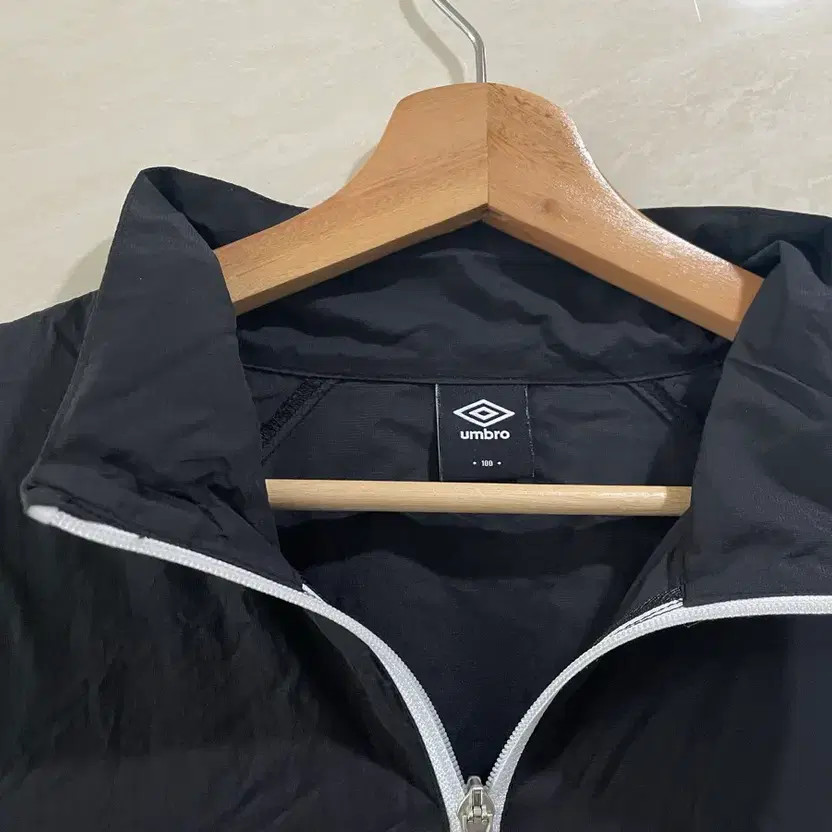 Umbro Aero Through Anorak Men Size 100 Black White Windbreaker Official
