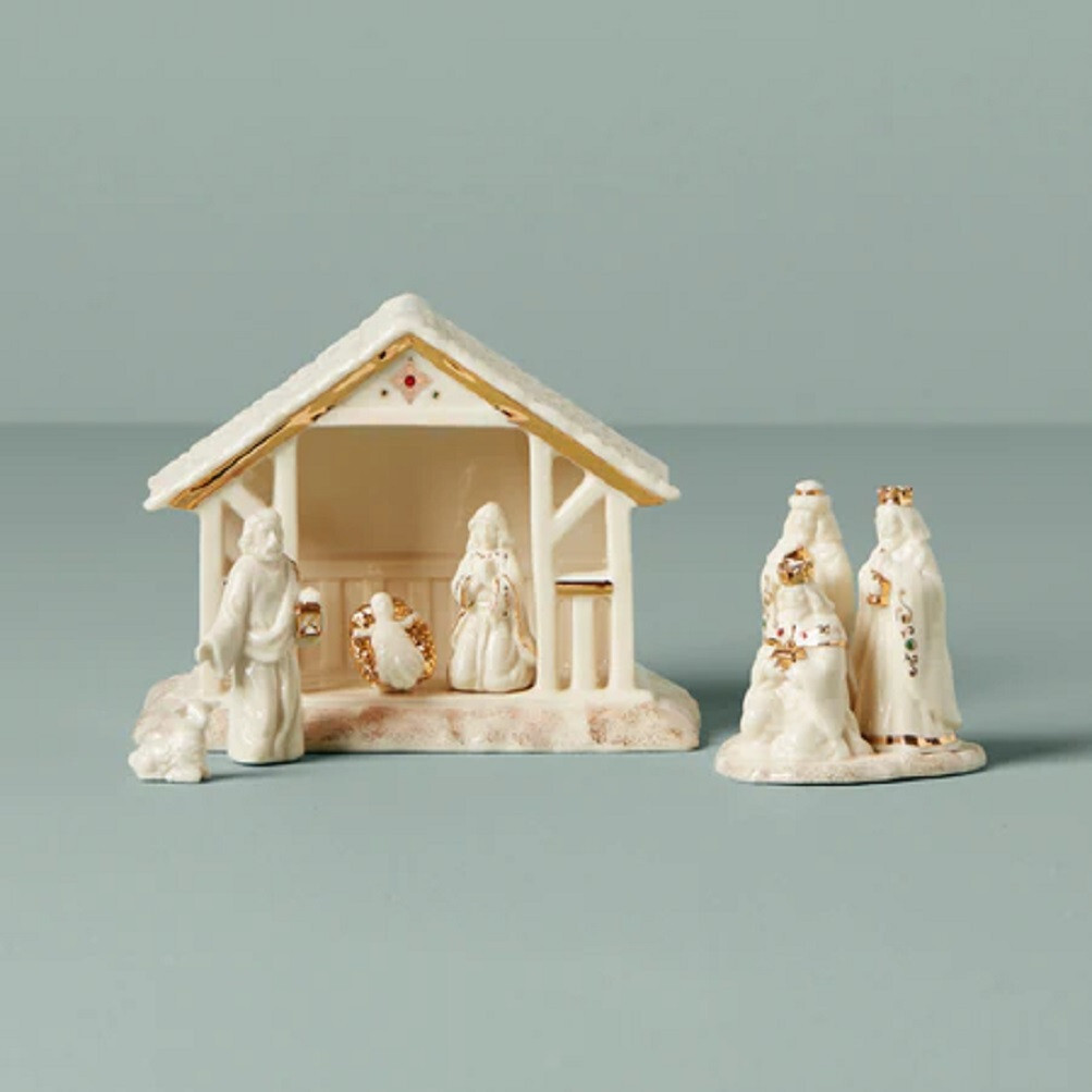Lenox China Village Treasures MISTLETOE PARK Six Piece Manger Set - N/O