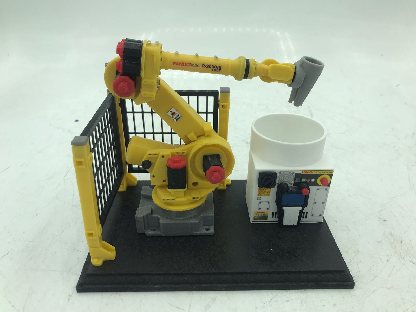 1:16 R-2000IB Fanuc Robot with Pen Holder