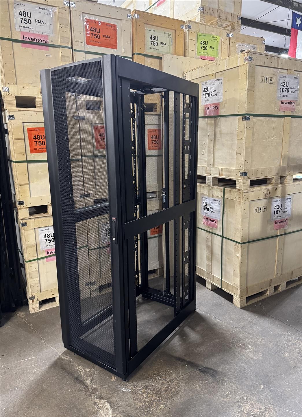 APC AR3100 NETSHELTER ENCLOSURE 42U 600MM X 1070MM SERVER RACK**NO SIDE PANELS**