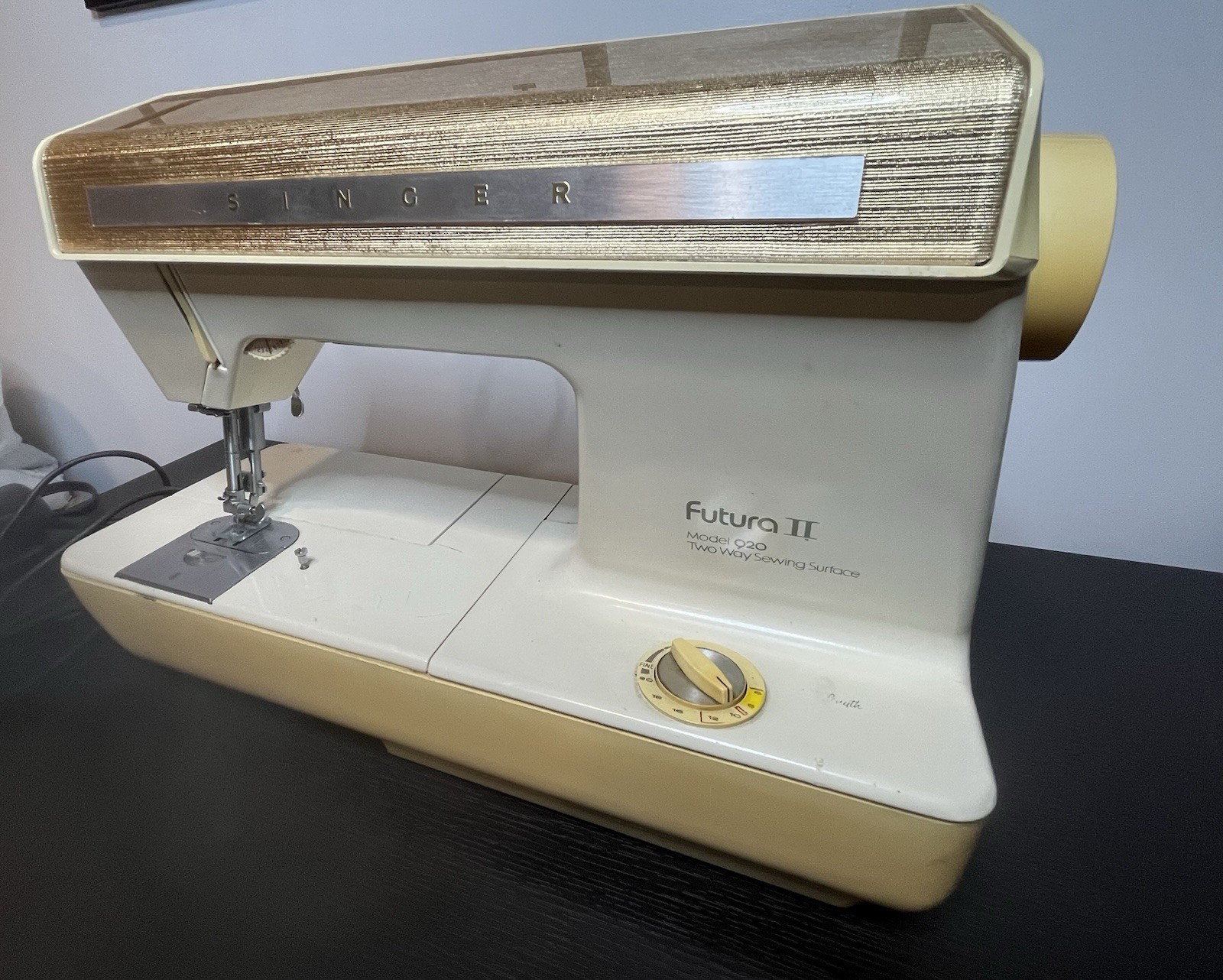 Singer Futura II 920 Sewing Machine w/ Foot Pedal – Powers On - With Case