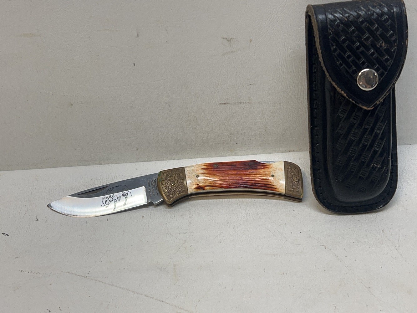 Parker IMAI K538 3 7/8 Inch Close Boar Etch Torched Bone Lockback Leather Sheath