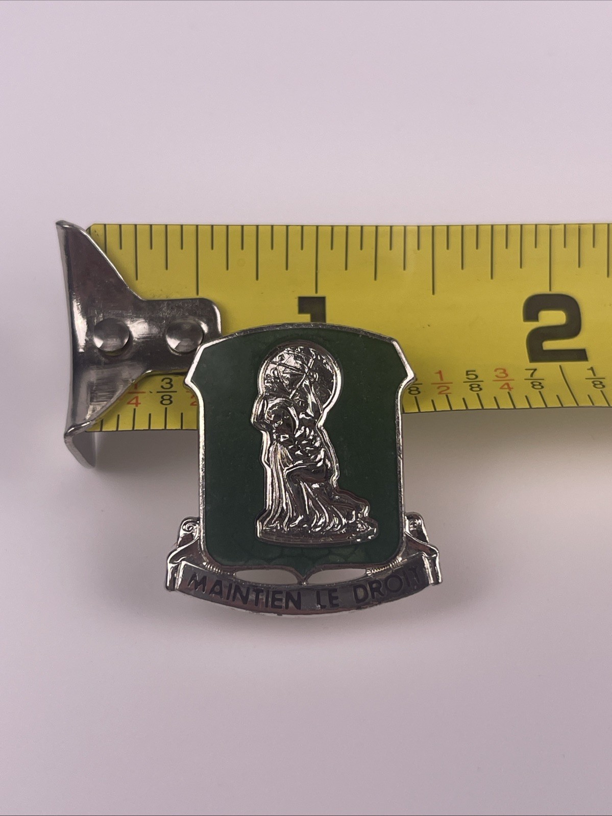 U.S. Military 122nd Support Maintenance DUI DI Crest Pin Insignia MAINTIEN LE DR
