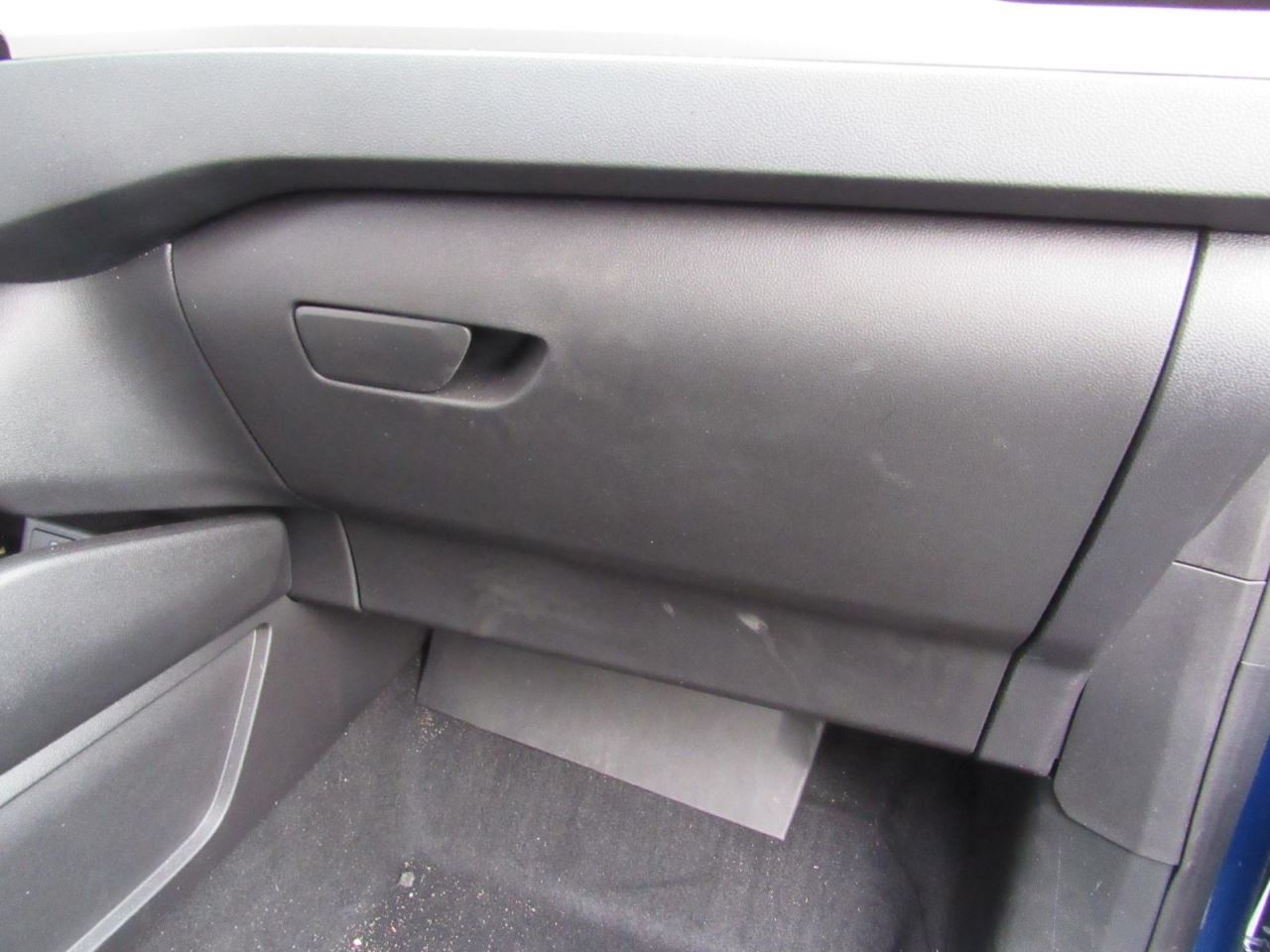 ESCAPE    2022 Glove Box 1017118