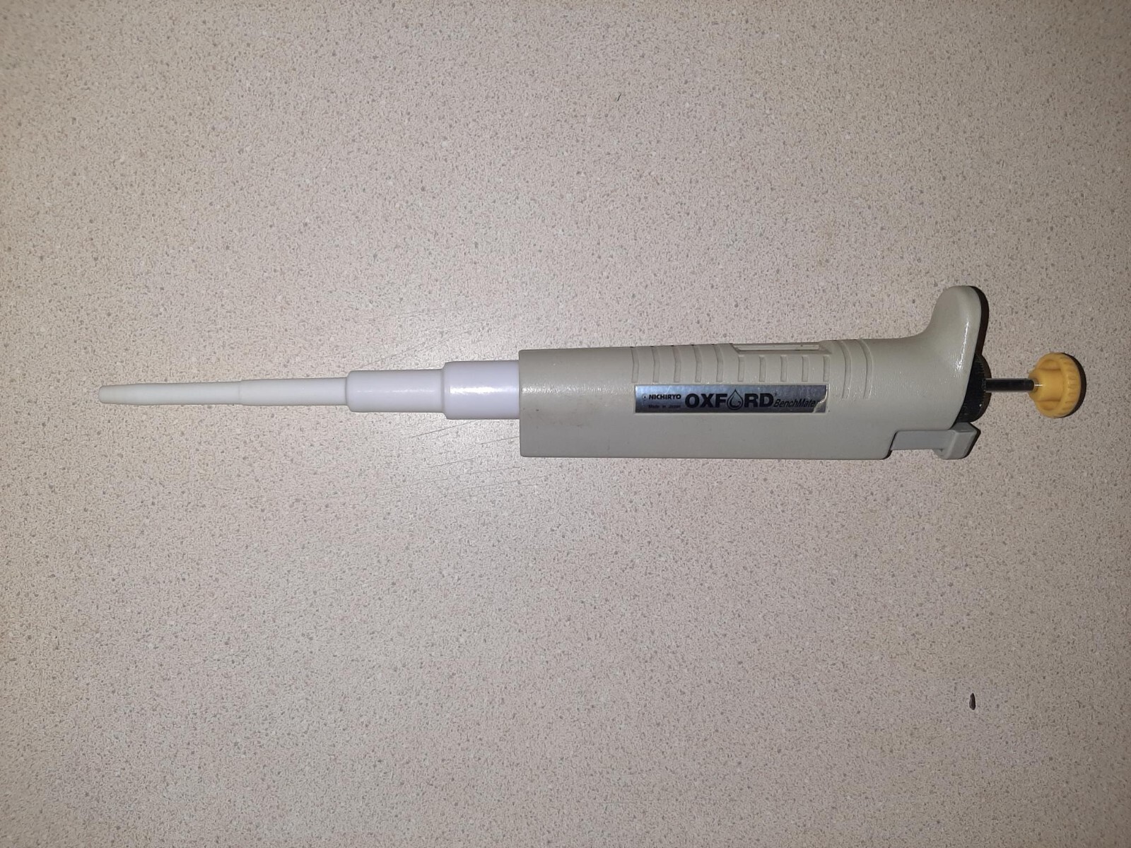 One Oxford BenchMate pipette, 40-200 microliter range, working well