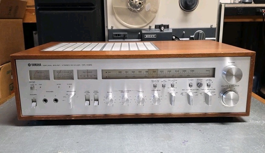 Yamaha CR-1020 AM/FM Natural Sound Stereo Receiver. Parts Only. Powers On.
