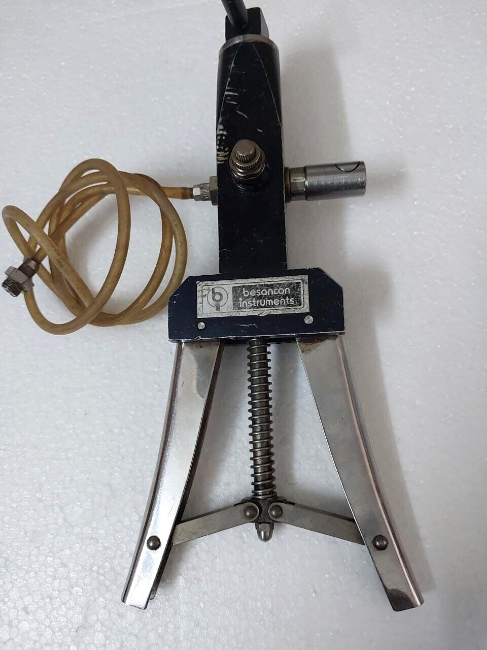 Besancon instruments Hand held test pump Pressure calibrator