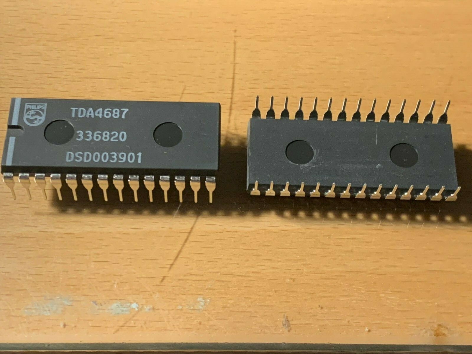 Philips IC -TDA4687- Video processor with automatic cut off control, DIP-28.