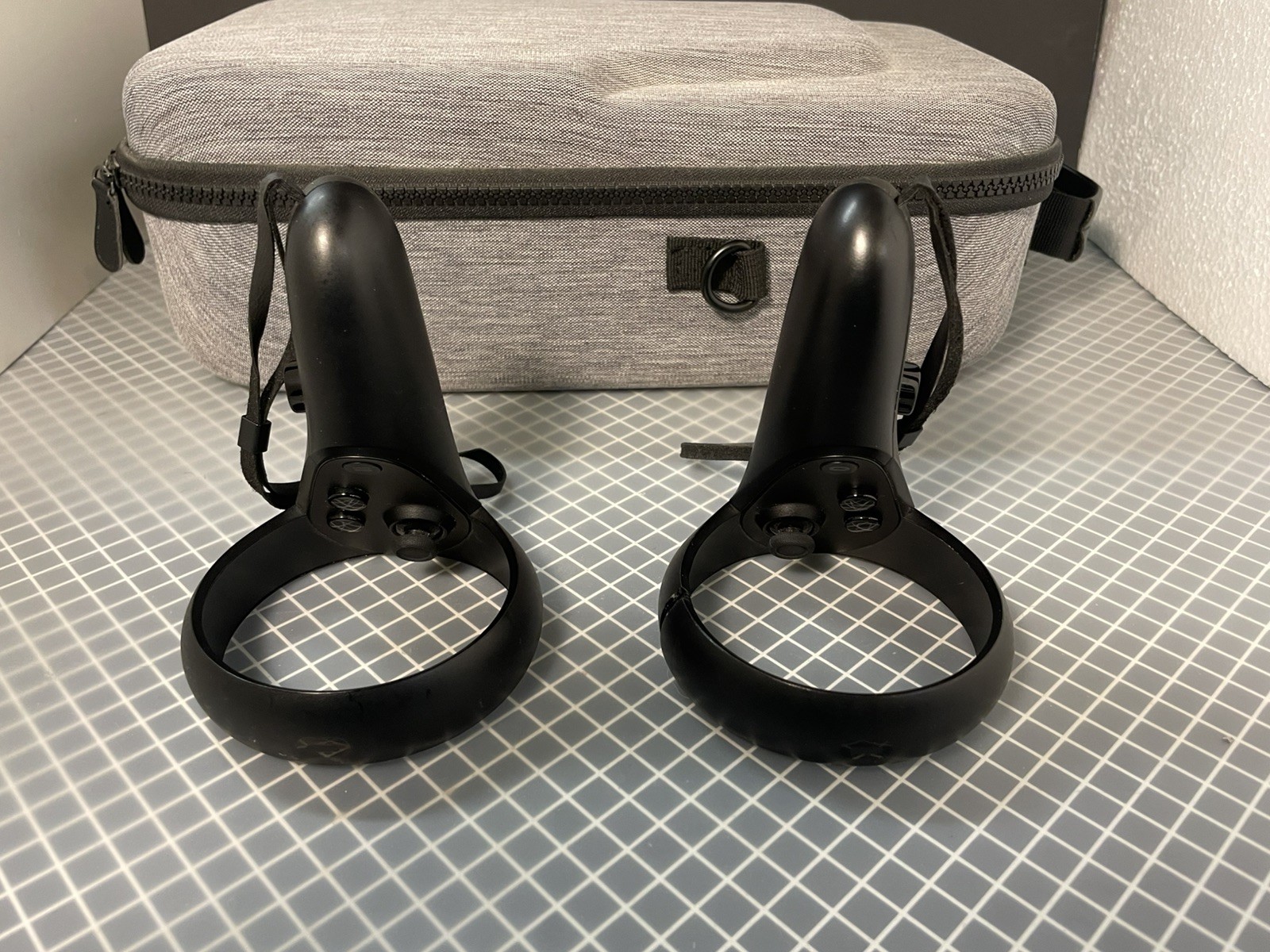 Oculus Quest 1 (64GB) - Complete Bundle w/ Carrying Case, Display Stand