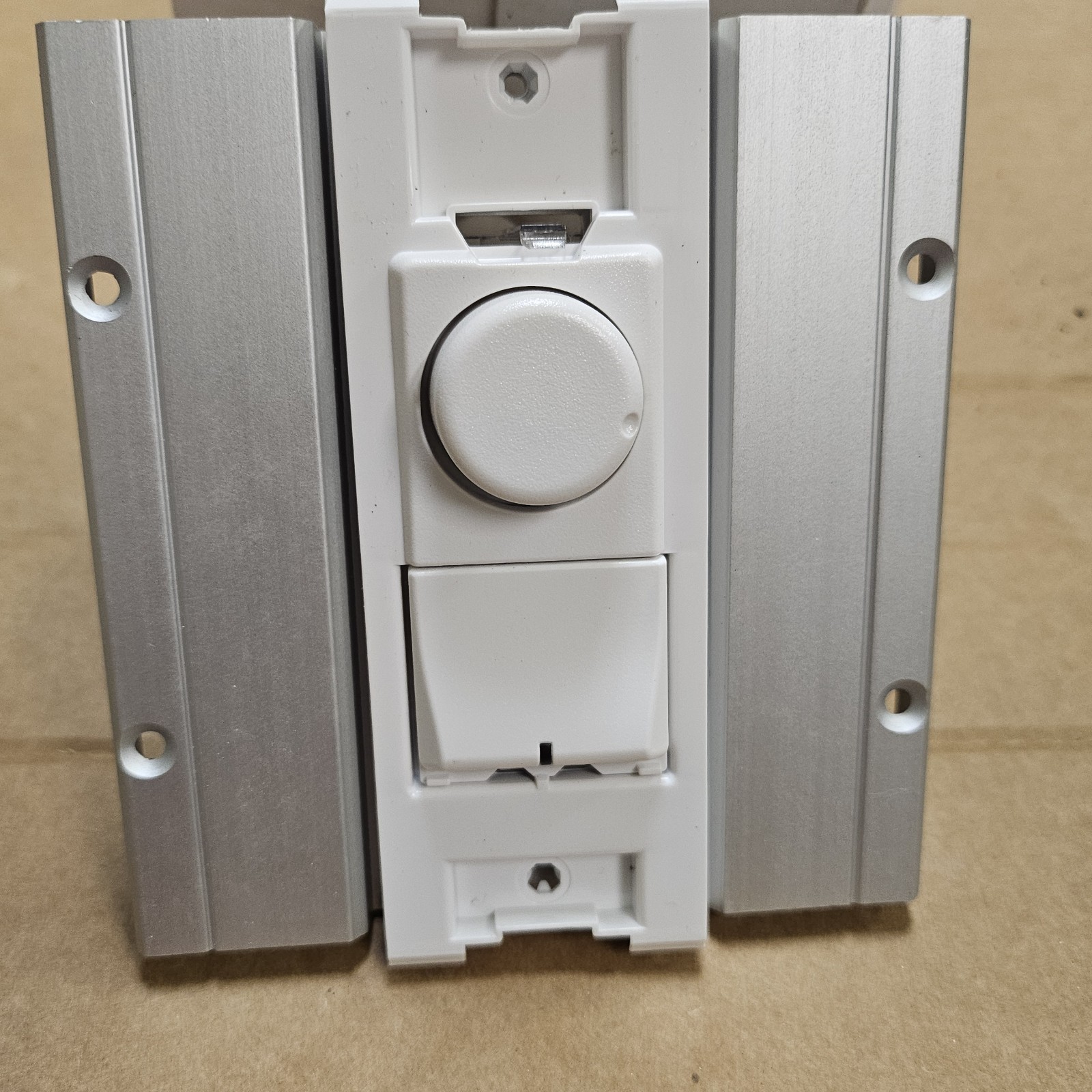 Leviton Renoir II Low Voltage Master Dimmer Rotary Standard ELLV AWRMGE8-EAW New