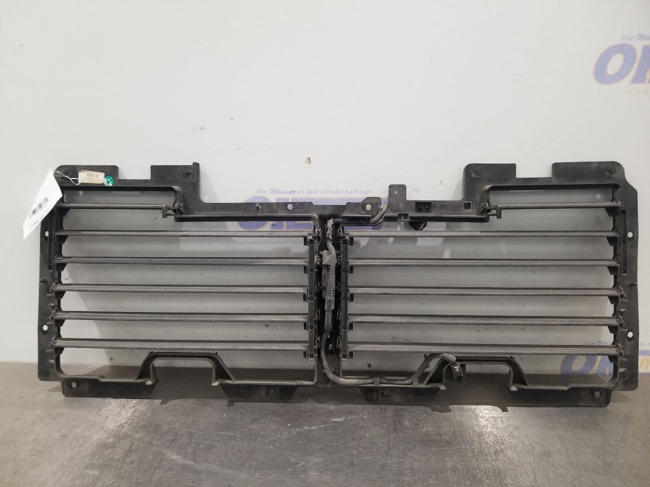 17 CADILLAC ESCALADE AIR SHUTTER 6.2L