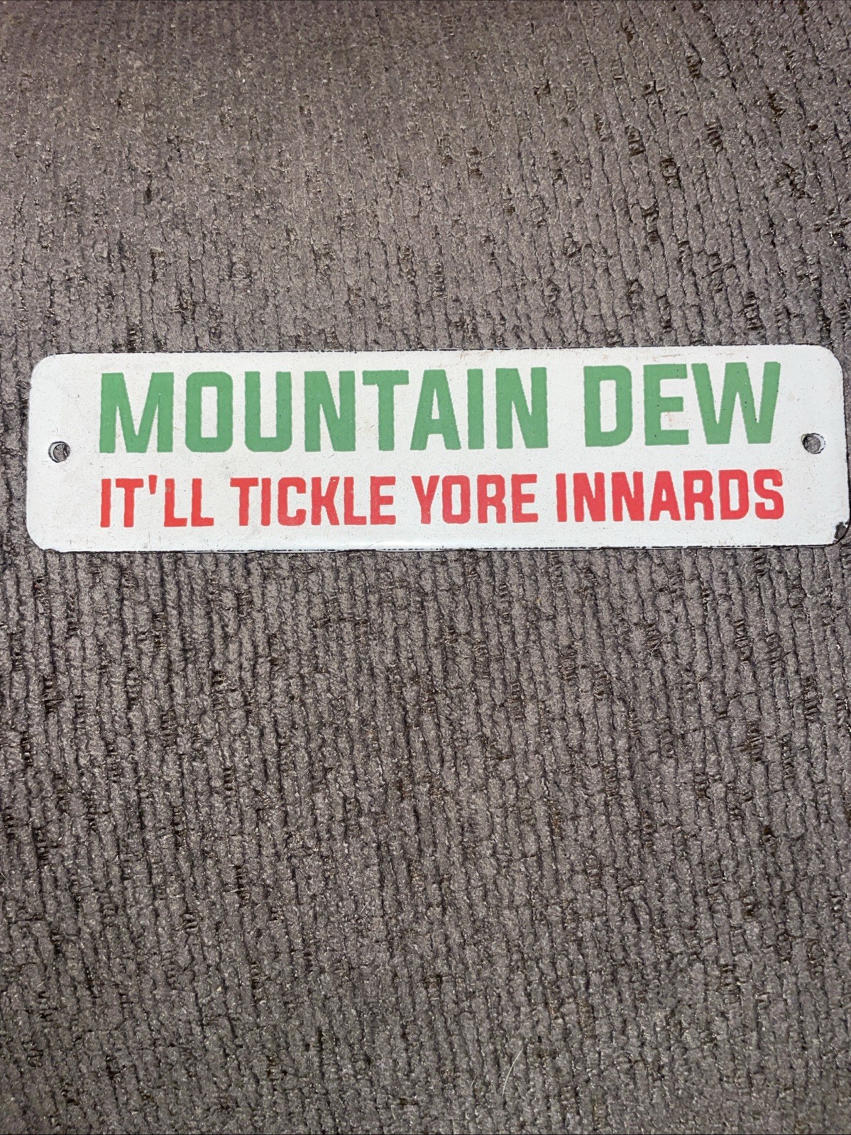 RARE 1950s MOUNTAIN DEW TICKLE YORE INNARDS PORCELAIN METAL CRATE TAG SIGN SODA