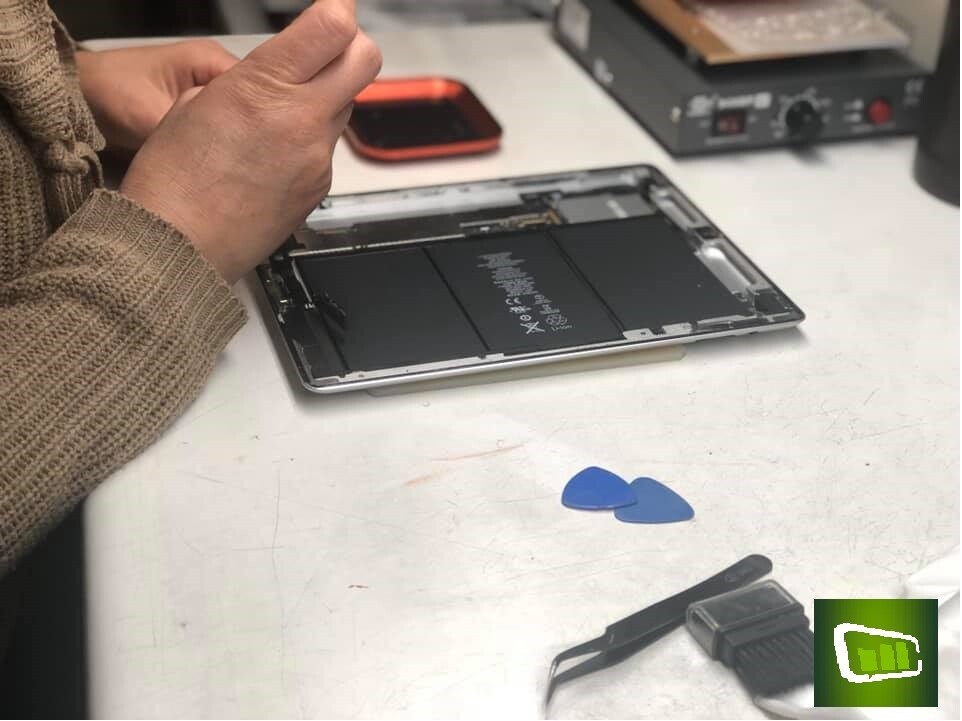 iPad  4 Cracked Digitizer Glass Screen Replacement Repair Service