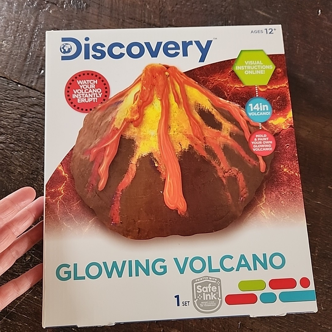 NEW Toy Discovery Glowing Volcano Science Kit Mold & Paint Erupting Volcano Kids