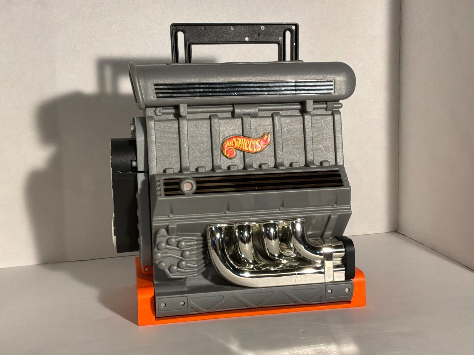 Mattel 1999 Hot Wheels Sto-N-Go V8 Racing Engine Block Carry Case Storage