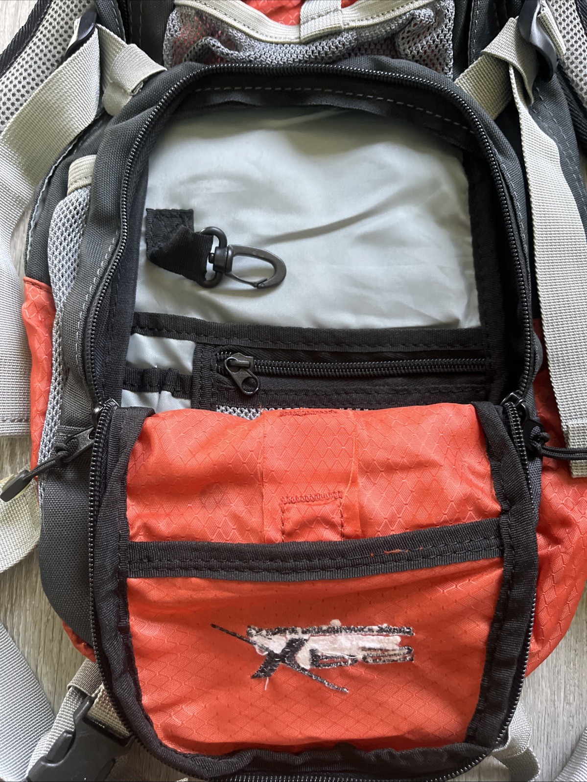 Bass Pro Shops XPS 2 L 68 Oz Rip-Stop Hydration Backpack + Bladder ORANGE BLACK