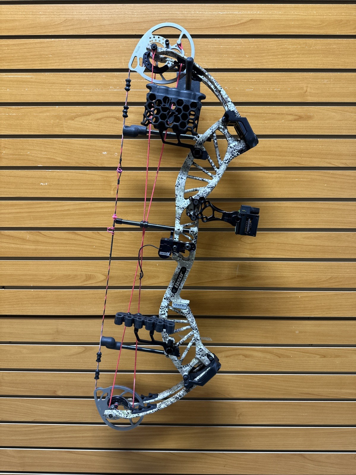 Bear Archery Approach HC Compound Bow - RH - 70# Max - Legend Series