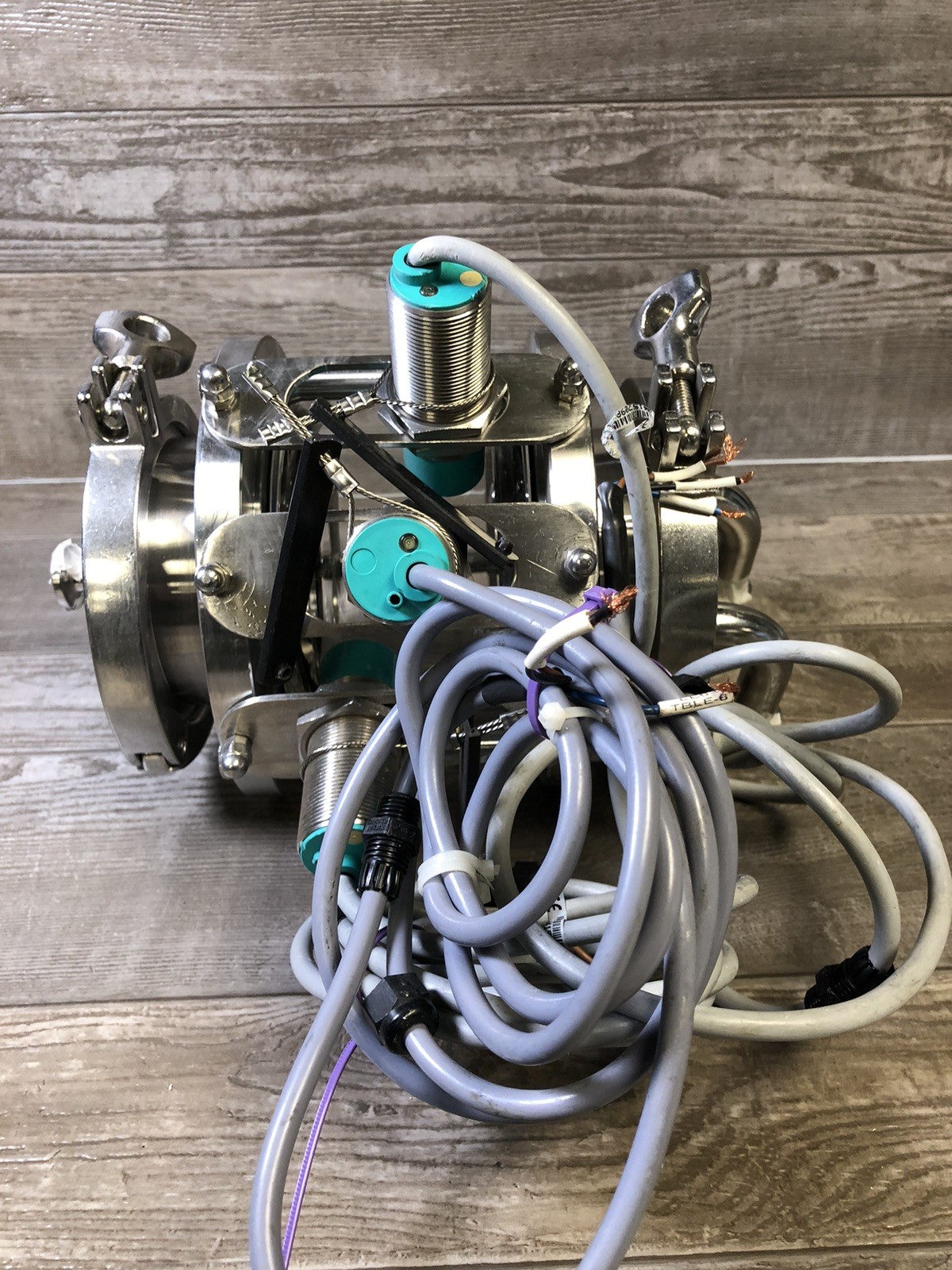 Sanitary sight flow indicator with inductive proximity sensors