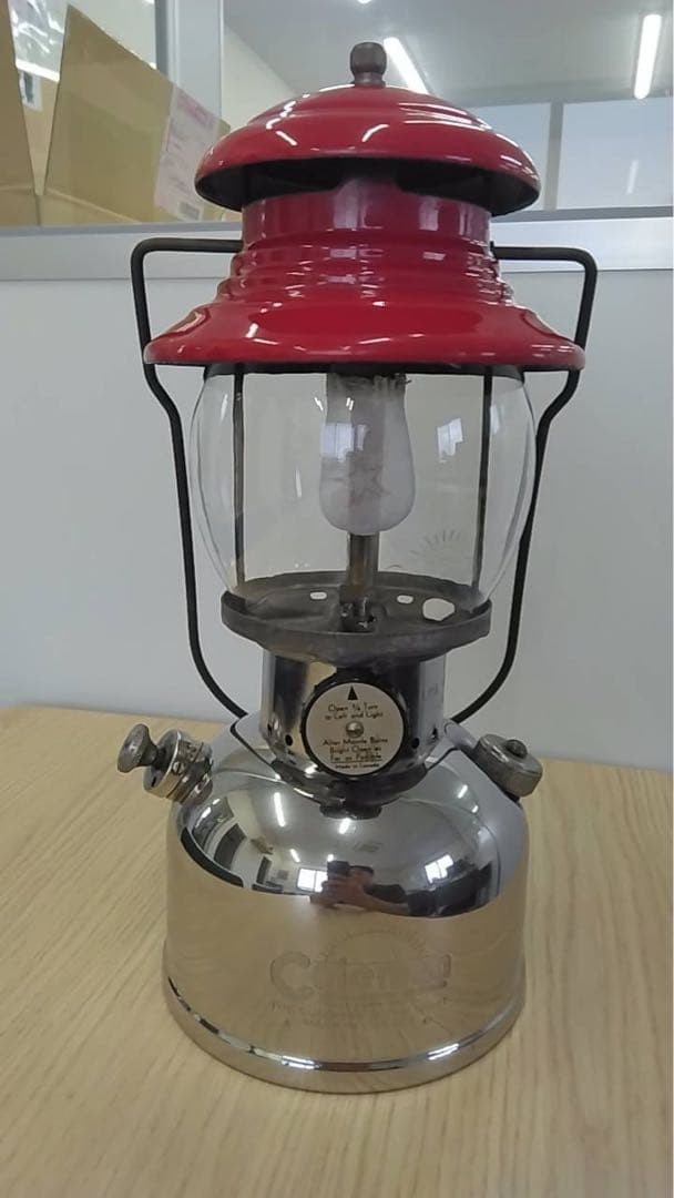 Coleman Pre-Owned Canada Model 200 Sunshine Globe Vintage Lantern