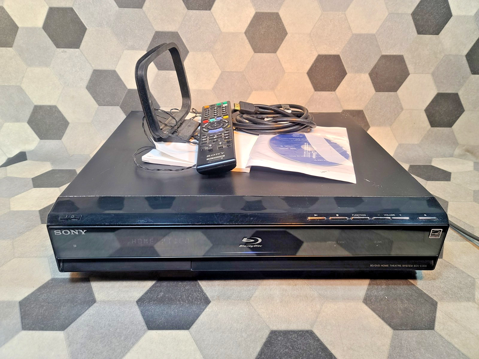 Sony HCD-E300 5.1 Home Theater Receiver Blu-ray/DVD/CD Player BDV-E300 W/ Remote