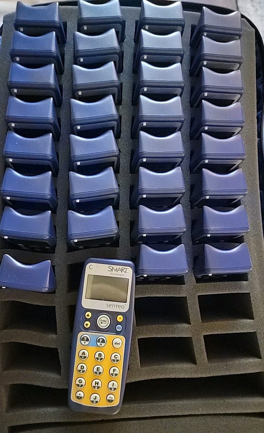 Smart Technologies Senteo Remote Control model: 03-00098-20 /Lot Of 32 With Bag