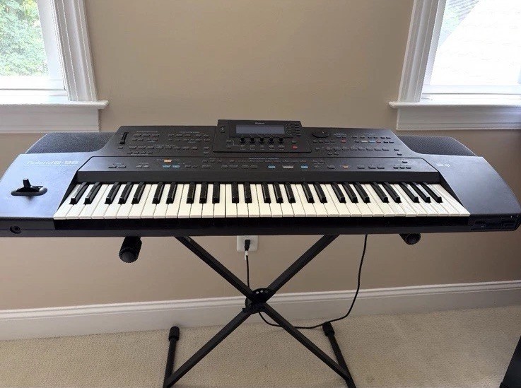 Roland Intelligent Synthesizer E-96 Keyboard 61 keys in excellent condition.