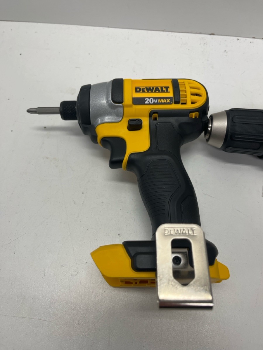DEWALT COMBO 2BATT/2DRILLS/1CHRG (P08035318)