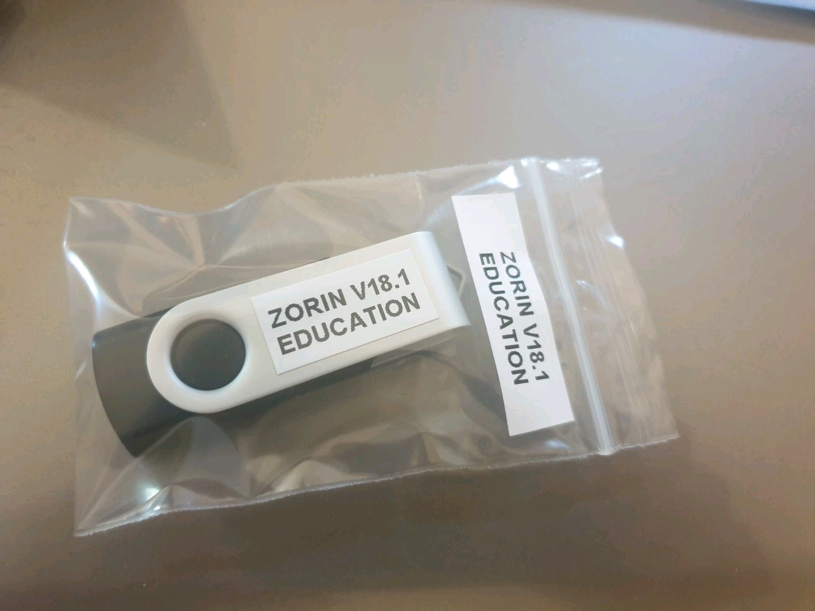 Linux Zorin OS 18.1 Education, 64-bit, Bootable Live and Install USB Flash Drive