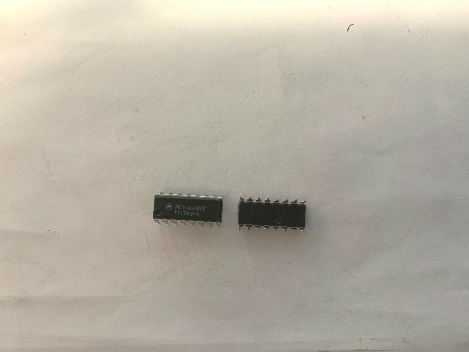 Motorola MC14060BCP, 14-Bit Binary Counter and Oscillator, DIP16.