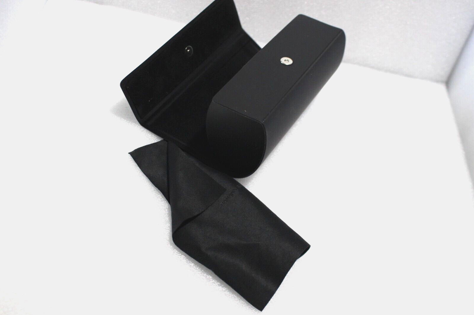 BANANA REPUBLIC SEMI-HARD CASE MAGNETIC CLOSURE