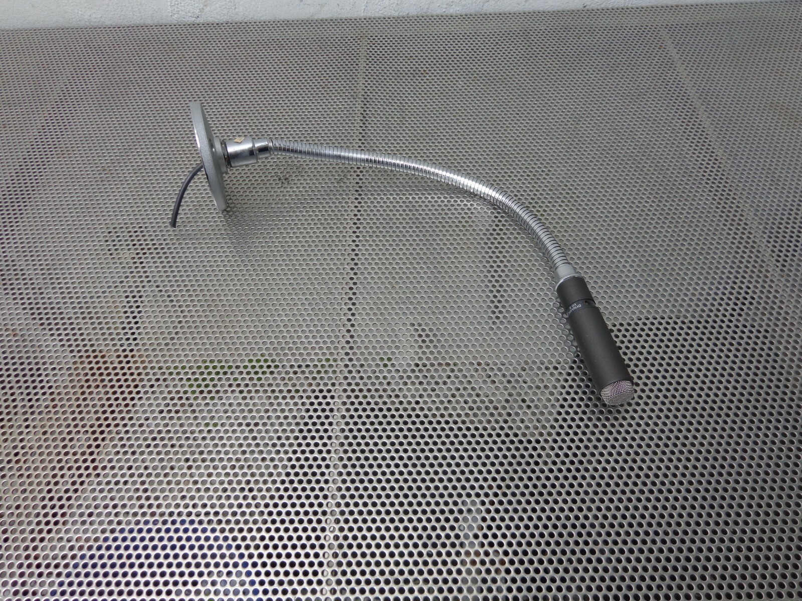 SHURE 572G Microphone Dynamic Lo Z with Stand