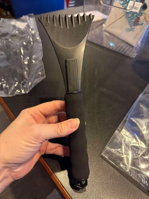 Heavy-Duty Ice Scraper With Comfortable Grip For Efficient Winter Car Maintenanc