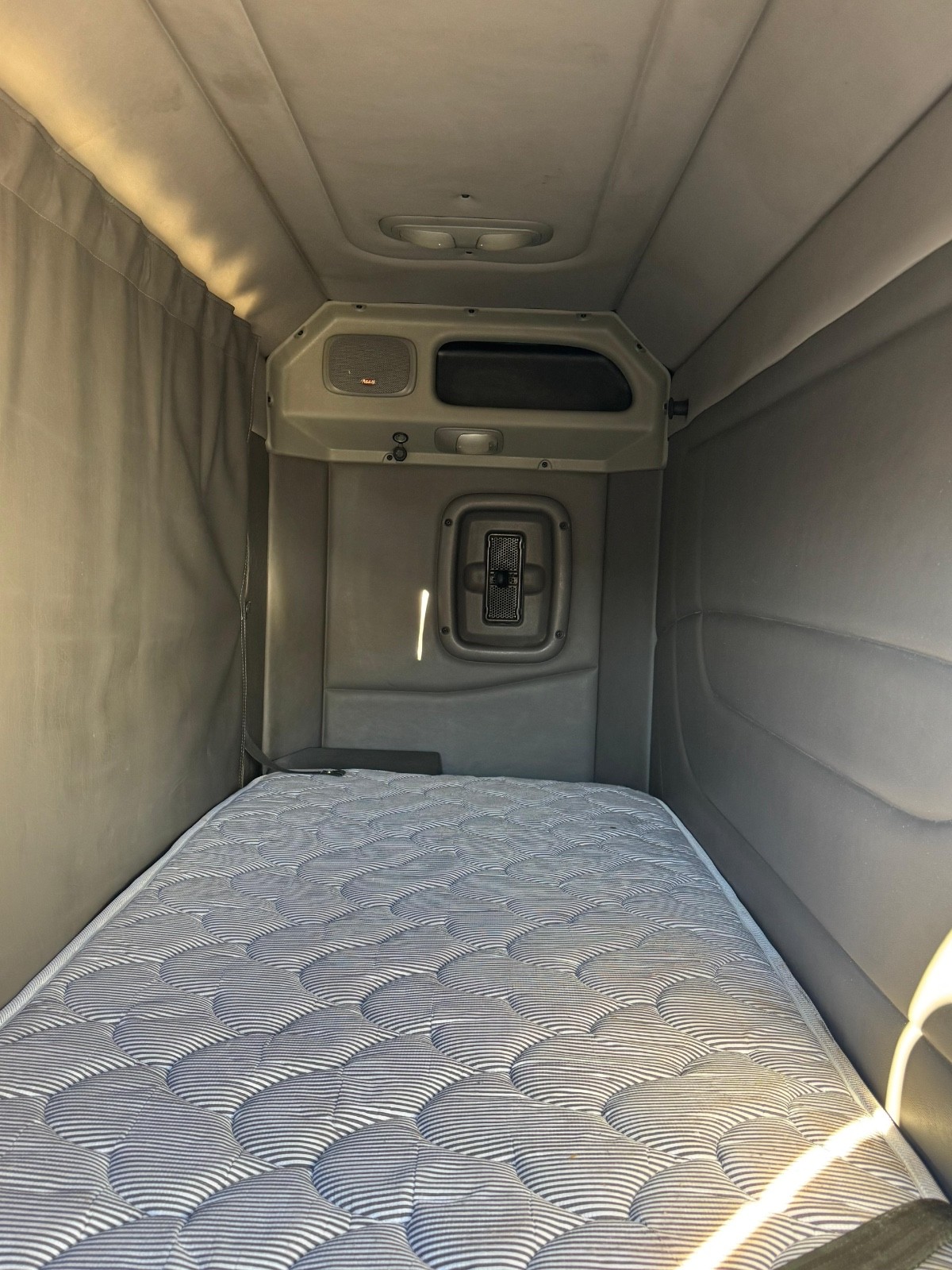 Peterbilt Sleeper 36" Flat top