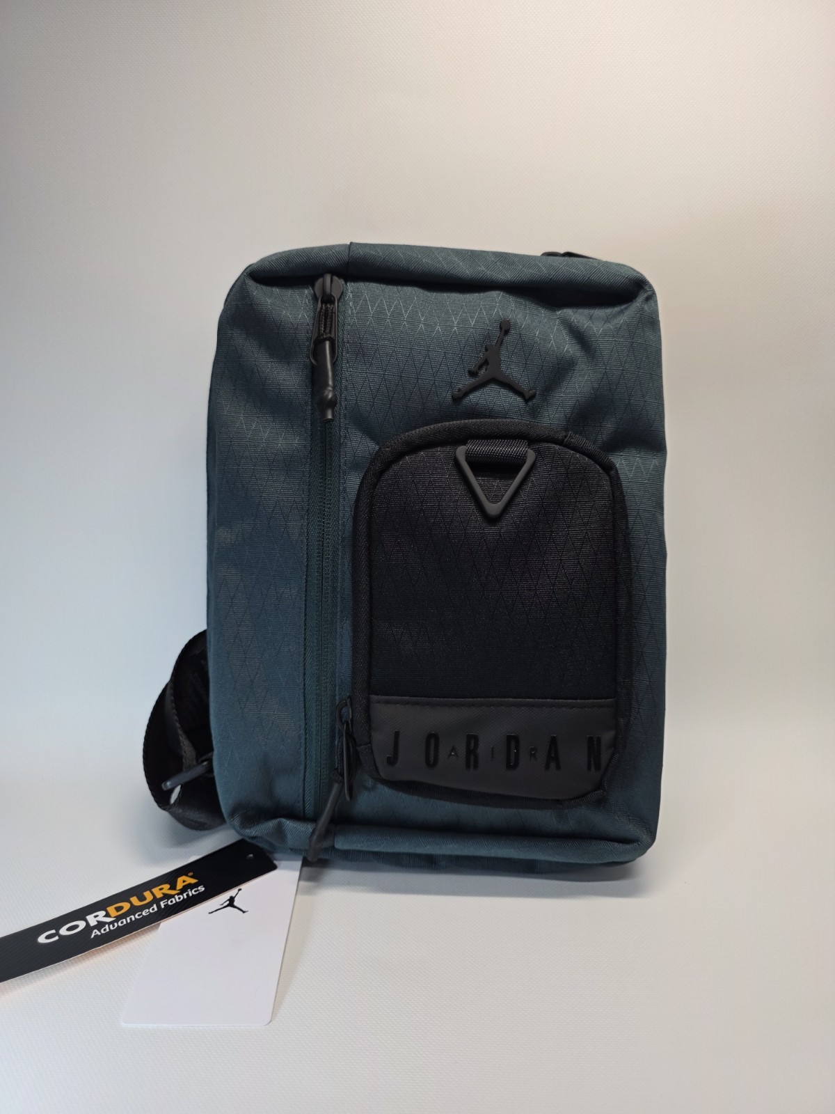 [MA0957-E18] UNISEX AIR JORDAN COLLECTORS CROSSBODY 3L BAG
