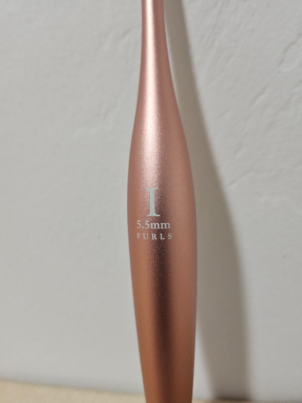 FURLS - Blush Matte Streamline Metal Crochet Hook 5.5mm (I) Rose Gold - New