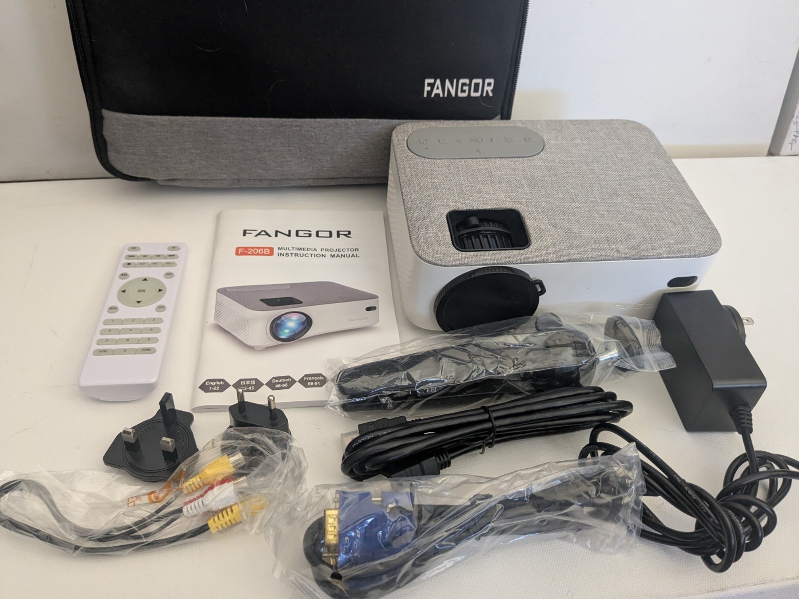 FANGOR Multimedia Projector Bundle Model F-206B with carrying case