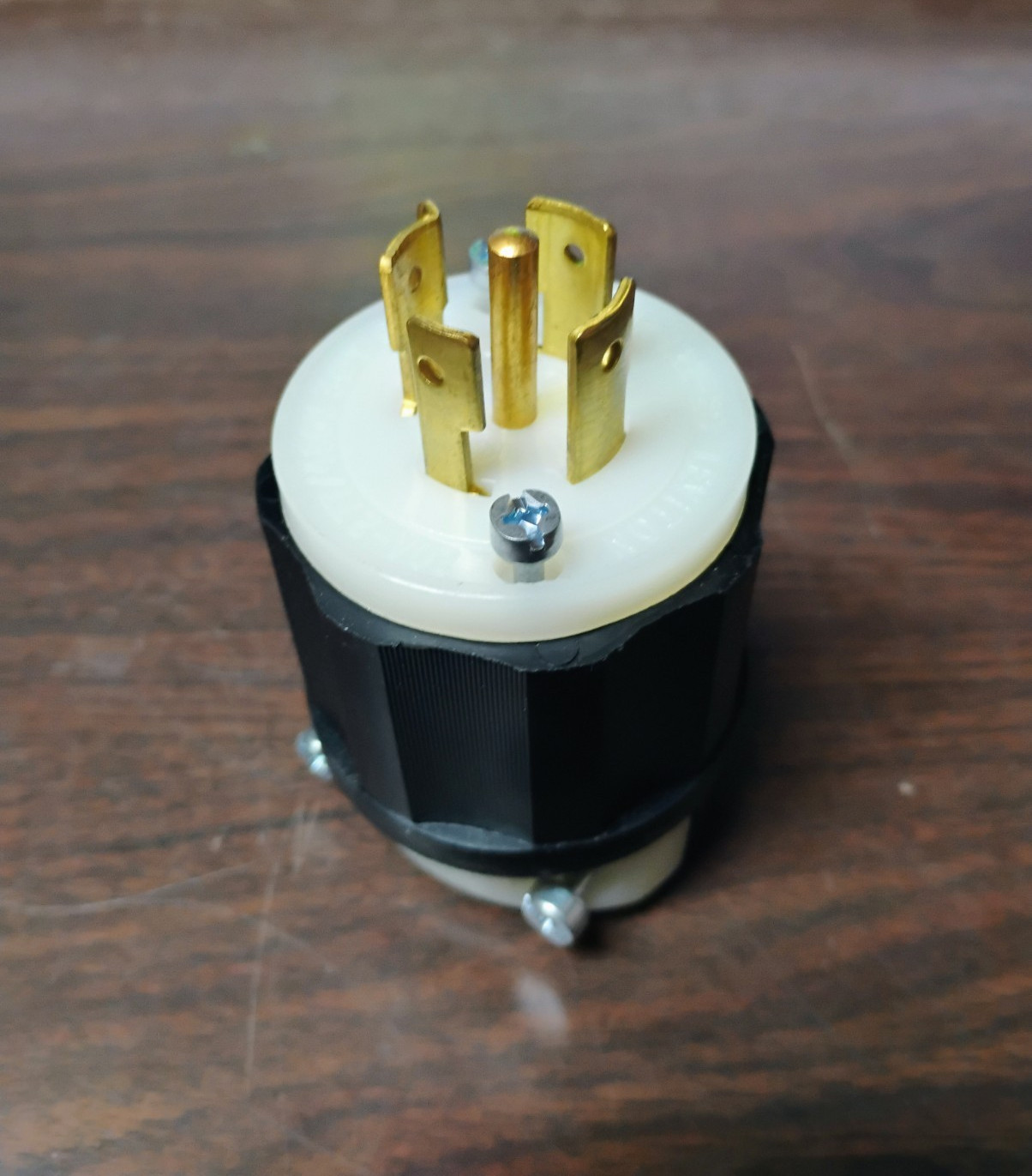 LEVITON 2521 LOCKING PLUG INDUSTRIAL GRADE 4-POLE 5-WIRE 20 AMP NEW IN BOX