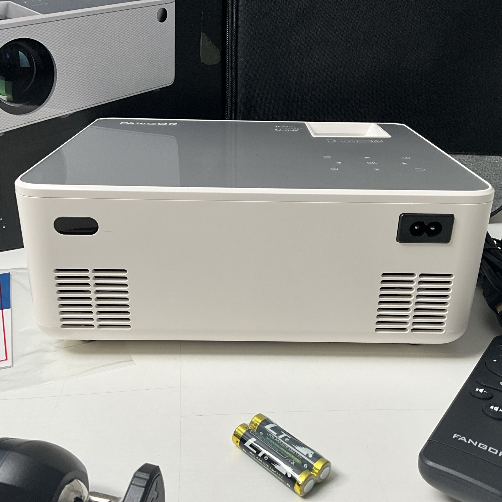 FANGOR 1080P HD Projector, WiFi Bluetooth Projector bundle - F506Pro