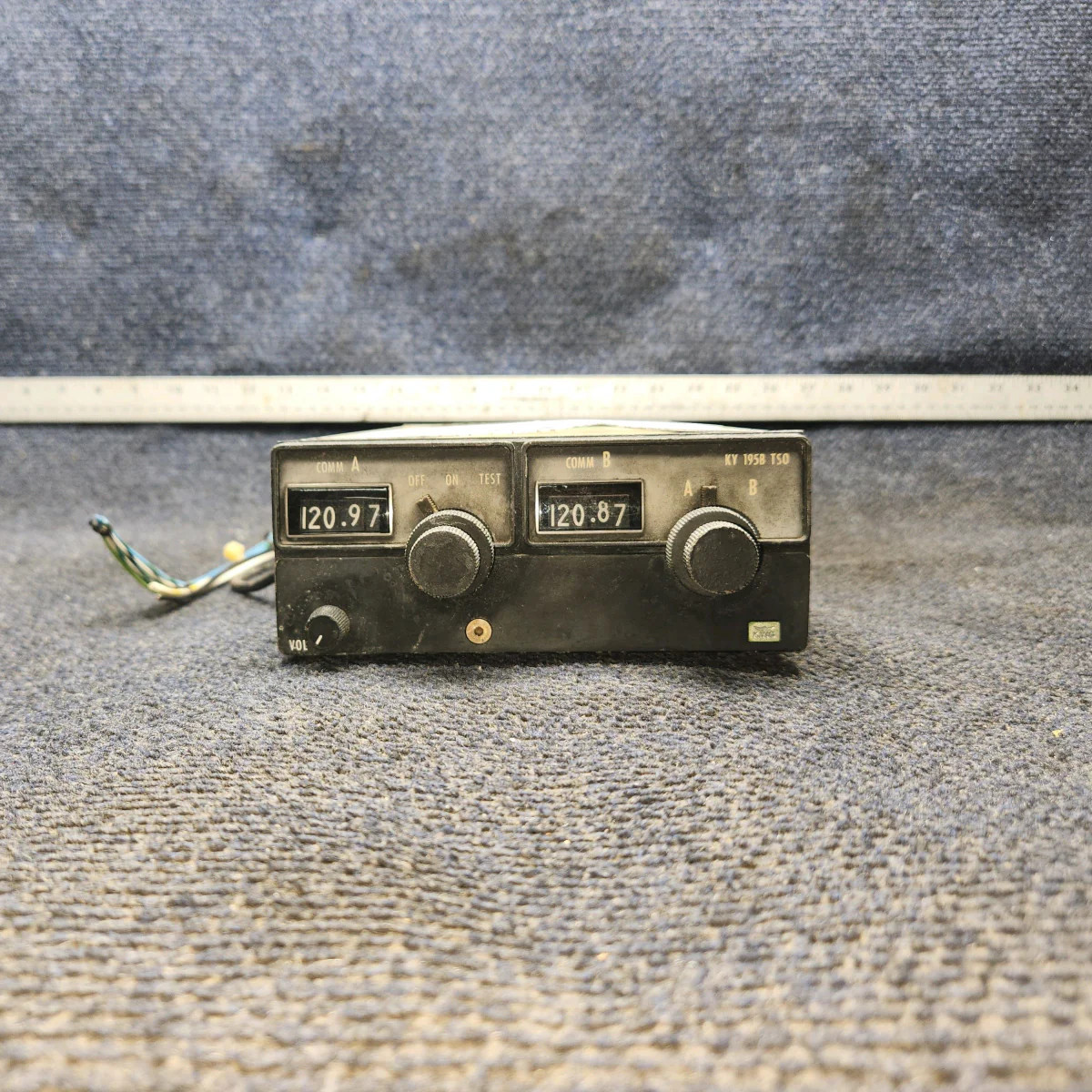069-1021-00 | King KY-195B | Cessna 172F | Dual Comm Transceiver