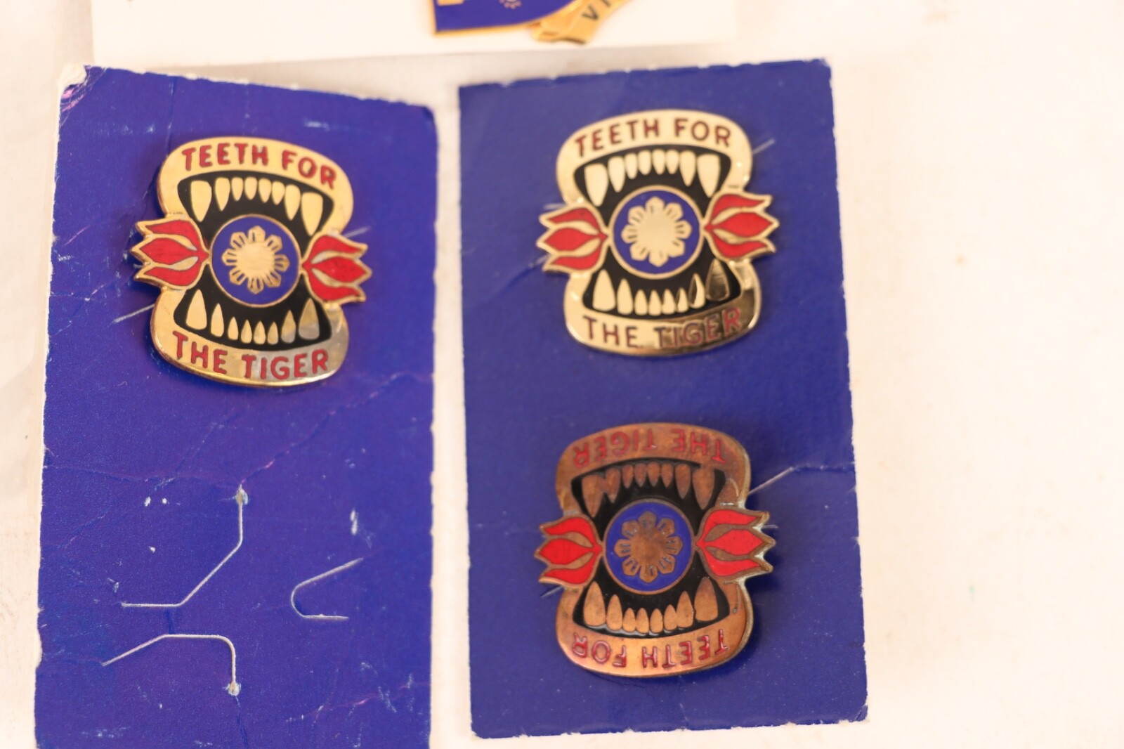 o450 / NOS Modern Issue DUI Insignia Lot