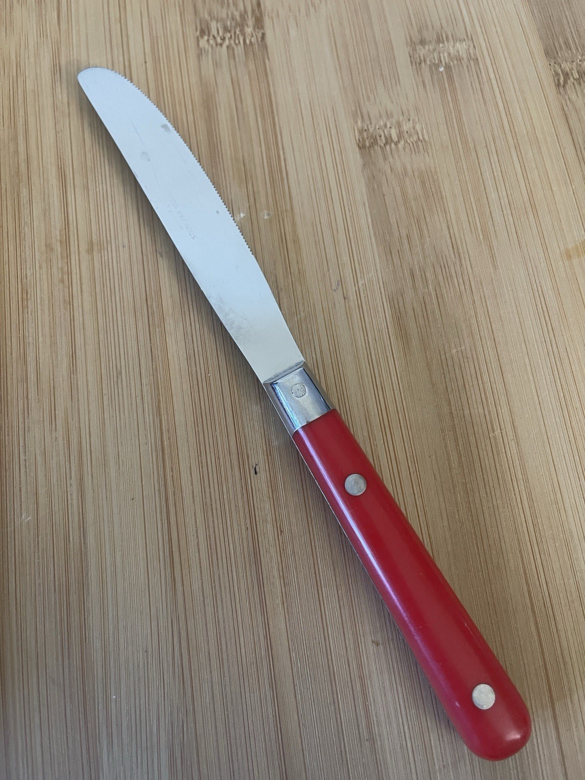 Wesley Stainless CARNIVAL RED Plastic Rivets SERRATED DINNER KNIFE 8"