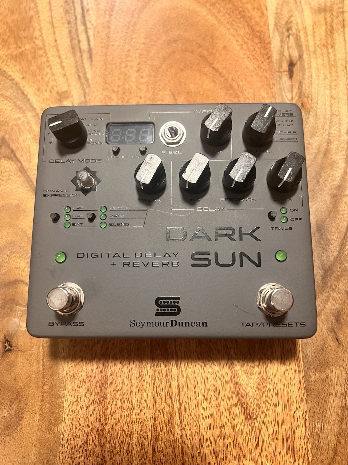 Seymour Duncan -  Dark Sun - Guitar Pedal - Delay and Reverb - (1 broken knob)