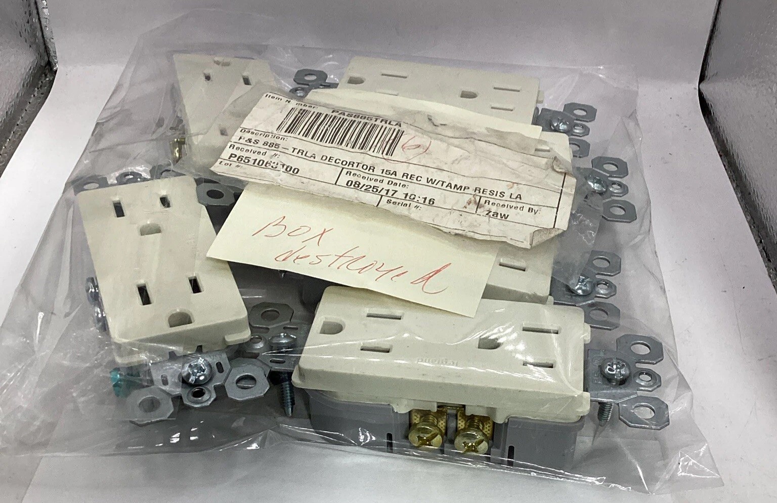 P&S 885 - TRLA  PAS885TRLA DECORTOR 15A REC W/TAMP RESIS LA (lot of 6)