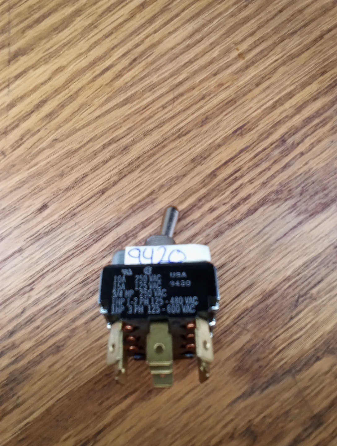Cutler-Hammer 9420  10A 250VAC, 15A 125 VAC toggle Switch