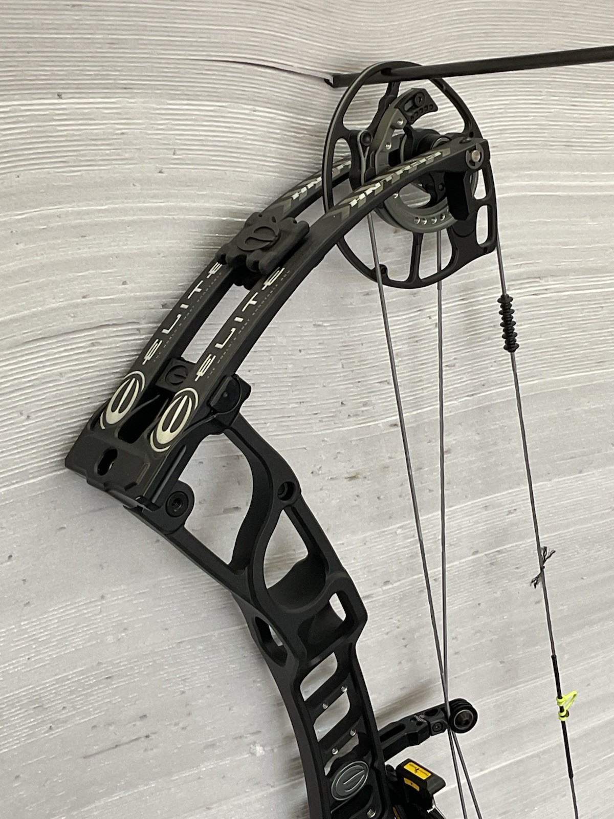 Elite Hunter 33, RH, In Black